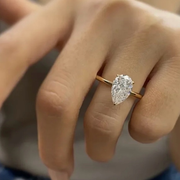 18k 1.75ct Pear Cut Ring - Picture 5 of 15